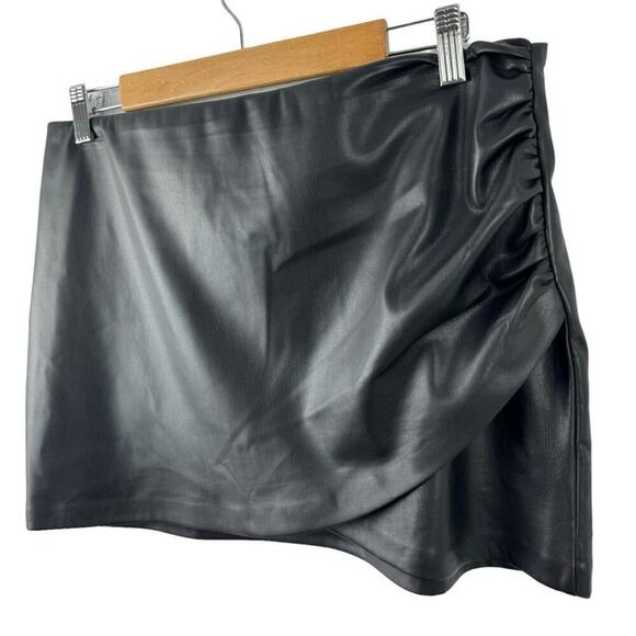 NWT House of Harlow 1960 Black Vegan Leather Mini Ruched Skirt Size Medium - Picture 5 of 15
